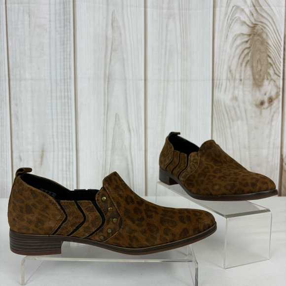 Clarks Trish Bell Loafers Leopard Print Suede Stud Accent Slip-On Shoes Size 7 - Picture 2 of 15